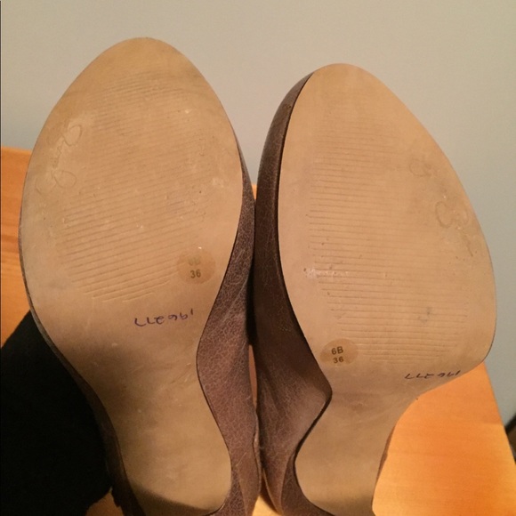 Brown Pebbled Leather Platform Pumps with Studs - Picture 5 of 6